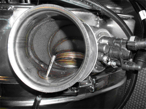 Штуцер впрыска мочевины расположен на расстоянии 10 см от катализатора Штуцер впрыска мочевины расположен на расстоянии 10 см от катализатора